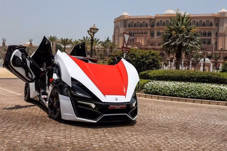 Về ngoại thất, siêu xe Lykan HyperSport Police này được phủ sơn đỏ và trắng thay vì xanh lá và trắng như những chiếc xe khác từng góp mặt trong bộ sưu tập của cảnh sát Abu Dhabi. Ngoài ra, nó cũng được gắn đèn báo hiệu, còi hú... của cảnh sát như mọi xe tuần tra khác.