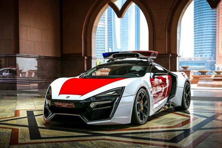 Tất cả những con số này có đi với một cái giá tương ứng khi mẫu siêu xe với chìa khóa thông minh khảm đá quý và đèn pha viền kim cương có giá bán lẻ lên tới 3,4 triệu USD (khoảng 79 tỷ đồng). Ngoài ra khi mua xe Lykan HyperSport, khách hàng còn được tặng kèm đồng hồ Cyrus Klepcys đặc biệt giá tới gần 120.000 bảng Anh (hơn 3,8 tỷ đồng).