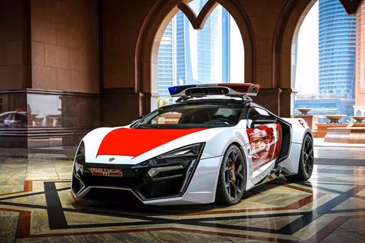 Tất cả những con số này có đi với một cái giá tương ứng khi mẫu siêu xe với chìa khóa thông minh khảm đá quý và đèn pha viền kim cương có giá bán lẻ lên tới 3,4 triệu USD (khoảng 79 tỷ đồng). Ngoài ra khi mua xe Lykan HyperSport, khách hàng còn được tặng kèm đồng hồ Cyrus Klepcys đặc biệt giá tới gần 120.000 bảng Anh (hơn 3,8 tỷ đồng).