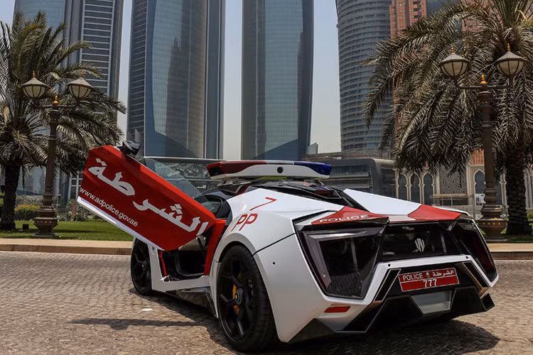 Với khả năng gia tốc từ 0-100 km/h trong 2,8 giây và từ 0-200 km/h trong chỉ 9,4 giây, HyperSport dễ dàng là một trong những chiếc xe cảnh sát nhanh nhất trên thế giới. Tốc độ tối đa của chiếc xe này cũng rất ấn tượng, ở mức 395 km/h.