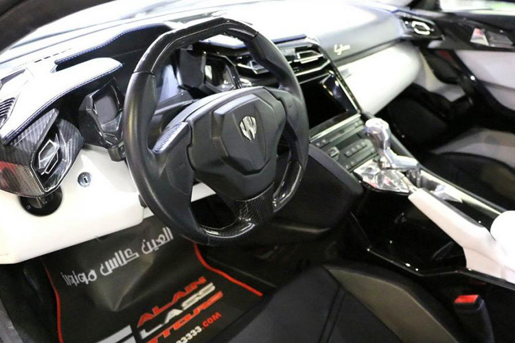 Ngoài ra, nội thất bên trong của xe với các chi tiết được khâu bằng chỉ vàng và các vật liệu siêu nhẹ, đăt tiền. Các chi tiết bên trong siêu xe Lykan HyperSport cũng được làm khá tinh sảo và bắt mắt.