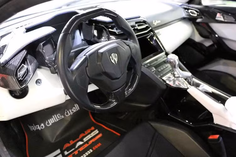 Ngoài ra, nội thất bên trong của xe với các chi tiết được khâu bằng chỉ vàng và các vật liệu siêu nhẹ, đăt tiền. Các chi tiết bên trong siêu xe Lykan HyperSport cũng được làm khá tinh sảo và bắt mắt.