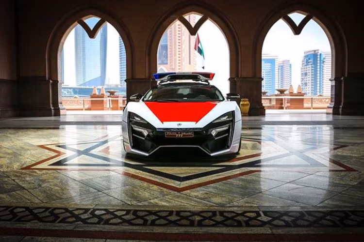 Theo thông tin từ phía nhà sản xuất siêu xe Lykan Hypersport cho hay, chiếc xe này không chỉ ấn tượng bởi thiết kế mà nó còn có đèn pha LED được đính 420 viên kim cương, với tổng trọng lượng lên tới 15 carat.