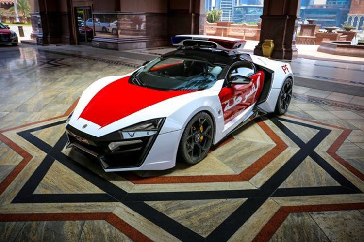 Những mẫu xe ôtô dành cho lực lươpng cảnh sát thường rất tẻ nhạt và mang phong cách khá giống nhau. Thế nhưng ở United Arab Emirates (UAE), các cơ quan cảnh sát tại Abu Dhabi và Dubai có đặc quyền lái những siêu xe hiệu suất cao kinh khủng nhất trên thế giới. Chiếc siêu xe Lykan HyperSport trong bài viết này là một ví dụ.