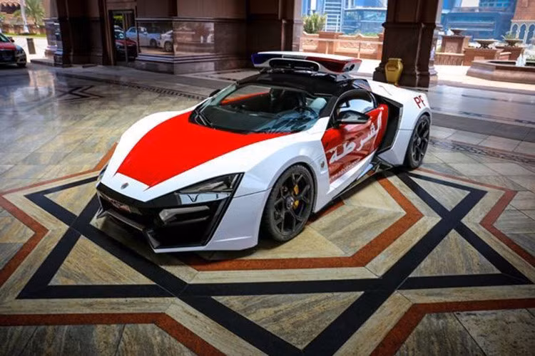 Những mẫu xe ôtô dành cho lực lươpng cảnh sát thường rất tẻ nhạt và mang phong cách khá giống nhau. Thế nhưng ở United Arab Emirates (UAE), các cơ quan cảnh sát tại Abu Dhabi và Dubai có đặc quyền lái những siêu xe hiệu suất cao kinh khủng nhất trên thế giới. Chiếc siêu xe Lykan HyperSport trong bài viết này là một ví dụ.