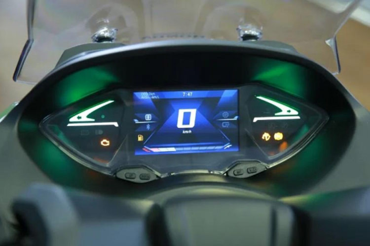 NS150GX sở hữu kích thước lớn hơn và kiểu dáng hầm hố hơn so với Honda PCX 160. Phần đầu xe lấy cảm hứng từ dòng xe địa hình với yếm trước mang thiết kế giống dòng Forza, tích hợp cụm đèn pha LED và dải đèn chạy ban ngày (DRL).