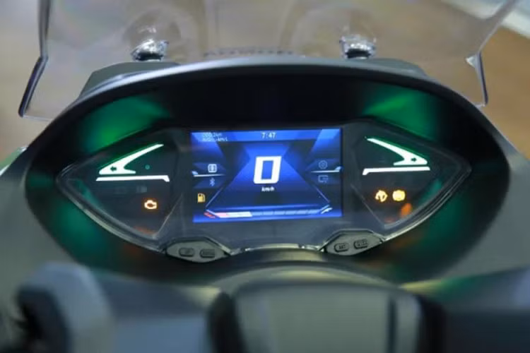 NS150GX sở hữu kích thước lớn hơn và kiểu dáng hầm hố hơn so với Honda PCX 160. Phần đầu xe lấy cảm hứng từ dòng xe địa hình với yếm trước mang thiết kế giống dòng Forza, tích hợp cụm đèn pha LED và dải đèn chạy ban ngày (DRL).