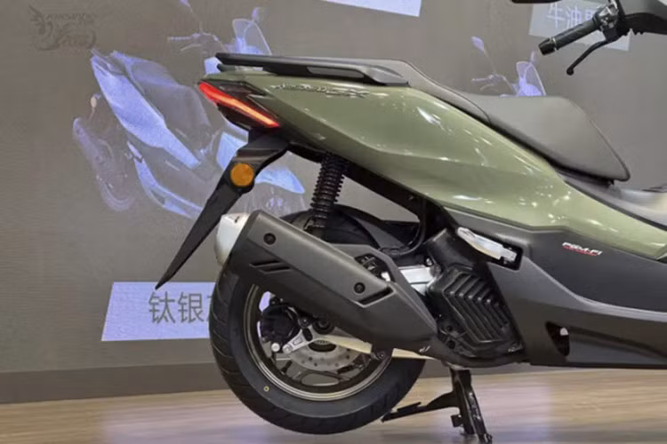 Honda NS150GX còn được trang bị các tiện ích hiện đại như camera hành trình tích hợp ở phía trước, khóa thông minh smartkey, cùng hệ thống giảm xóc gồm cặp phuộc ống lồng ở phía trước và giảm xóc đôi phía sau. Xe sử dụng bánh trước 14 inch và bánh sau 13 inch, đều là mâm đúc.