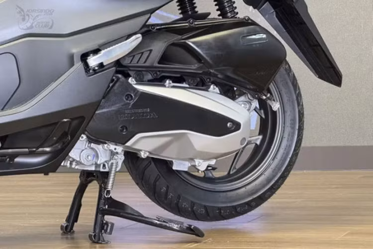 Honda NS150GX dùng động cơ 150cc, 4 van, làm mát bằng dung dịch, tích hợp hệ thống Idling Stop giúp tiết kiệm nhiên liệu. Mặc dù Honda chưa công bố thông số chi tiết về động cơ, nhưng mẫu xe này được kỳ vọng mang lại hiệu suất vận hành ổn định và linh hoạt.