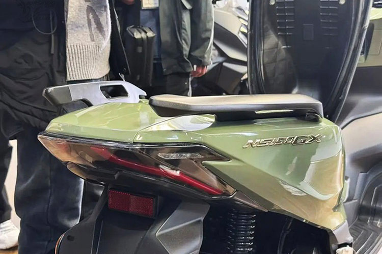 Đèn xi-nhan trước của Honda NS150GX được bố trí dọc hai bên yếm trước, đặt thấp hơn thông thường. Điểm nhấn ở phần đầu xe là kính chắn gió và tay lái bọc nhựa, đi kèm màn hình LCD hỗ trợ kết nối điện thoại thông minh.