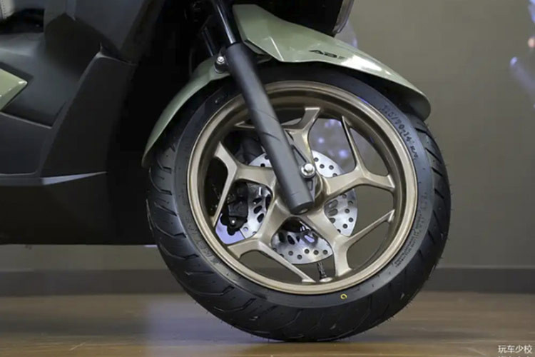 Thân xe mang thiết kế tối giản với các mảng ốp liền mạch vuốt gọn về phía sau. Yên xe liền khối bọc da, thiết kế phân tầng tạo điểm tựa cho người lái, trong khi tay dắt phía sau được chia đôi, mô phỏng phong cách của mô tô phân khối lớn. Bên dưới yên xe là hộc chứa đồ rộng rãi, tương tự trên dòng Honda Lead.