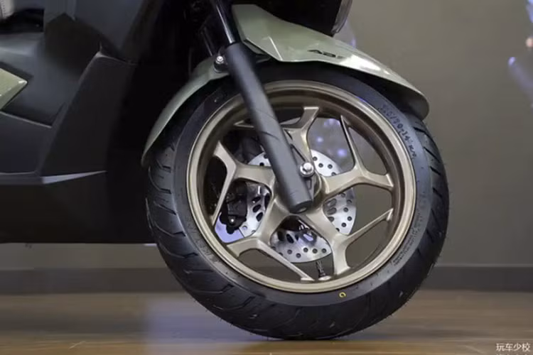 Thân xe mang thiết kế tối giản với các mảng ốp liền mạch vuốt gọn về phía sau. Yên xe liền khối bọc da, thiết kế phân tầng tạo điểm tựa cho người lái, trong khi tay dắt phía sau được chia đôi, mô phỏng phong cách của mô tô phân khối lớn. Bên dưới yên xe là hộc chứa đồ rộng rãi, tương tự trên dòng Honda Lead.