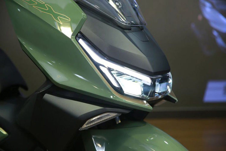 Honda NS150GX là sự kết hợp giữa thiết kế mạnh mẽ, thể thao của dòng xe địa hình ADV 160 và sự thoải mái, tiện nghi đặc trưng của PCX. Xe hướng đến nhóm khách hàng yêu thích những chuyến hành trình khám phá, đồng thời phù hợp với nhu cầu di chuyển hàng ngày.