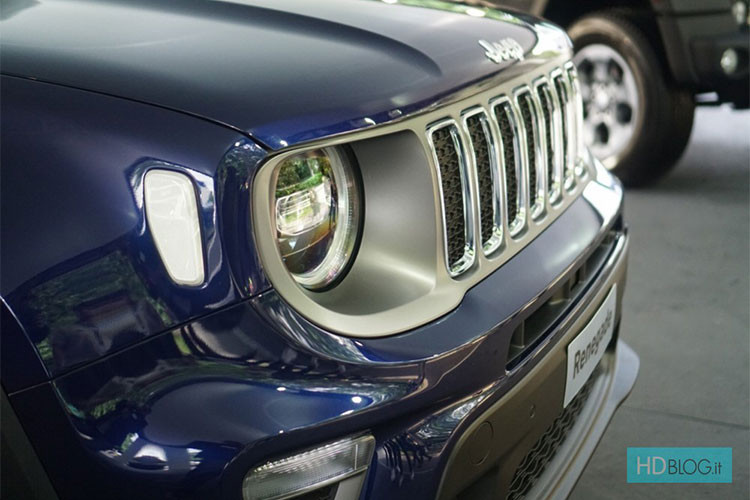 Hãng xe ôtô Jeep đã bổ sung cụm đèn pha LED mới, tích hợp đèn LED định vị ban ngày hình tròn, cho Renegade 2019. Bên dưới xuất hiện cản va mới, đi cùng đèn sương mù dạng LED nằm thấp hơn so với trước.