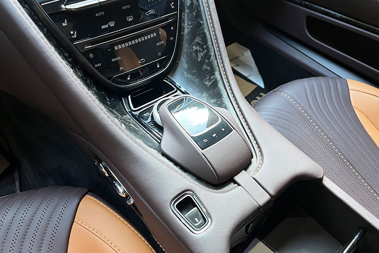 Mô-men xoắn cực đại không thay đổi, vẫn ở mức 685 Nm từ 2.000 đến 5.000 vòng/phút, tuy nhiên xe được cải thiện khả năng tăng tốc và sang số nhanh hơn. Aston Martin Vantage F1 Edition có thể bứt tốc 0-100 km/h trong 3,6 giây (bản roadster là 3,7 giây), tốc độ tối đa 314 km/h (305 km/h trên bản roadster).