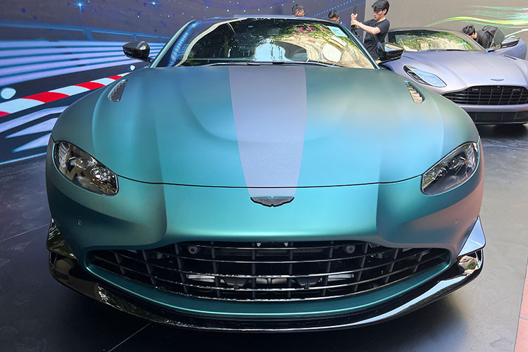 Siêu xe Aston Martin Vantage F1 Edition tại Việt Nam cũng là phiên bản đặc biệt được sản xuất giới hạn của dòng xe thể thao hai cửa Vantage. Phiên bản này được lấy cảm hứng từ chiếc Vantage Safety Car (xe an toàn) của giải đua Công thức 1.