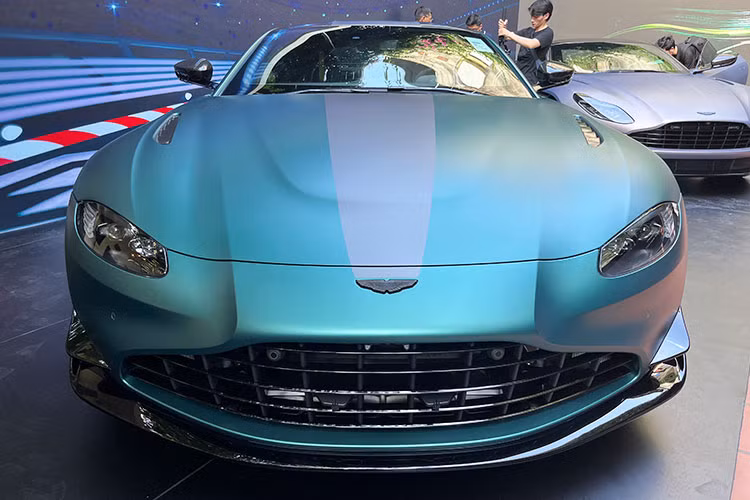 Siêu xe Aston Martin Vantage F1 Edition tại Việt Nam cũng là phiên bản đặc biệt được sản xuất giới hạn của dòng xe thể thao hai cửa Vantage. Phiên bản này được lấy cảm hứng từ chiếc Vantage Safety Car (xe an toàn) của giải đua Công thức 1.