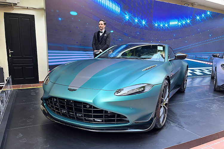Mức giá xe Aston Martin Vantage F1 Edition chính hãng tại Việt Nam được công bố từ 18,799 tỷ đồng (khoảng hơn 20 tỷ đồng khi ra biển và lăn bánh). Xe sẽ cạnh tranh với các đối thủ như Porsche 911 Turbo S, Audi R8 V10 Performance, Mercedes-AMG GT S và Jaguar F-Type SVR.