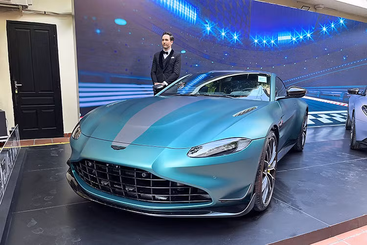 Mức giá xe Aston Martin Vantage F1 Edition chính hãng tại Việt Nam được công bố từ 18,799 tỷ đồng (khoảng hơn 20 tỷ đồng khi ra biển và lăn bánh). Xe sẽ cạnh tranh với các đối thủ như Porsche 911 Turbo S, Audi R8 V10 Performance, Mercedes-AMG GT S và Jaguar F-Type SVR.