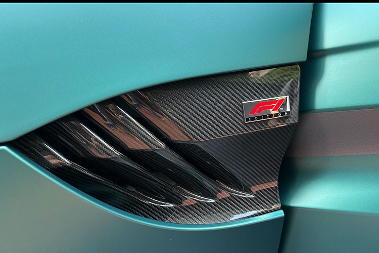 Về ngoại hình, nhiều chi tiết trên siêu xe Aston Martin Vantage F1 Edition từ màu sơn đến nội thất cùng gói nâng cấp đều được sử dụng tương tự như trên chiếc xe được sử dụng tại các chặng đua. Cùng với đó, Aston Martin cũng đã nâng cấp nhẹ công suất ở phiên bản này.