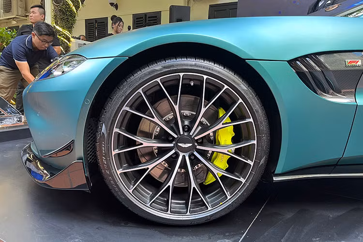 Màu sơn trên chiếc xe này là màu sơn Aston Martin Racing Green tiêu chuẩn (ngoài ra, hãng xe Anh quốc còn cung cấp thêm hai màu sơn khác là trắng Lunar White và đen Jet Black cho xe). Đi kèm là bộ mâm đa chấu kích thước 21 inch, bên trong nổi bật với cùm phanh màu xanh lá chuối.