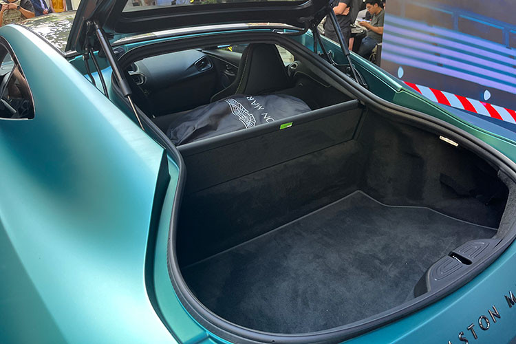 Aston Martin Vantage F1 Edition được trang bị hộp số tự động ZF 8 cấp, hệ dẫn động cầu sau cũng được tinh chỉnh, giúp tối ưu hóa khả năng sang số, tăng độ nhạy bén và tính chính xác của cảm giác lái.