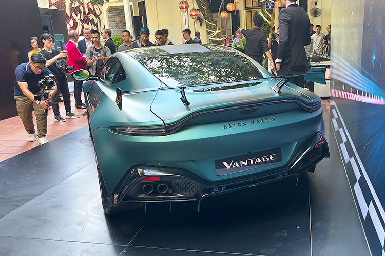 Những nâng cấp khác của Aston Martin Vantage F1 Edition mới tại việt Nam gồm tăng độ cứng và độ phản hồi nhanh của lò xo phía sau, giúp việc vào cua ổn định và chính xác, đồng thời cũng tăng độ bám đường...