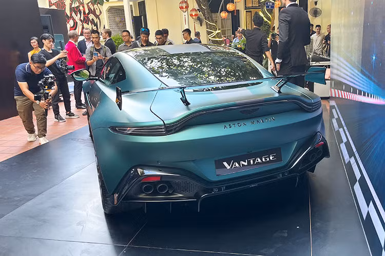 Những nâng cấp khác của Aston Martin Vantage F1 Edition mới tại việt Nam gồm tăng độ cứng và độ phản hồi nhanh của lò xo phía sau, giúp việc vào cua ổn định và chính xác, đồng thời cũng tăng độ bám đường...