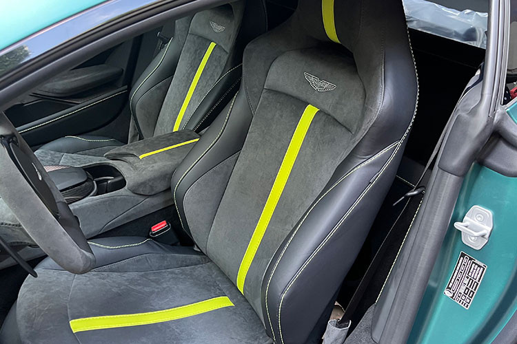 Aston Martin Vantage F1 Edition có những nâng cấp thừa hưởng đáng nể từ Safety Car, đầu tiên là việc tăng sức mạnh động cơ. Khối động cơ AMG V8 4.0L tăng áp kép có công suất 535 mã lực tại 6.000 vòng/phút, tăng 25 mã lực so với Vantage tiêu chuẩn, khiến nó trở thành chiếc Vantage mạnh mẽ nhất hiện tại.