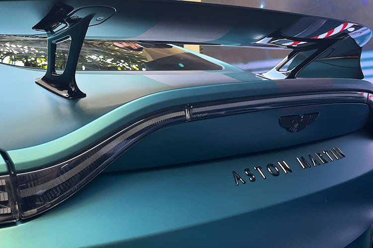 Xe sở hữu cản trước tinh chỉnh giúp lực ép không khí thêm 200 kg khi xe đạt tốc độ tối đa, gồm bộ chia gió trước trải theo chiều rộng và một cánh gió lớn phía sau. Lưới tản nhiệt hình vòm tiêu chuẩn, các chi tiết trang trí bằng sợi carbon và hệ thống ống xả nâng cấp.