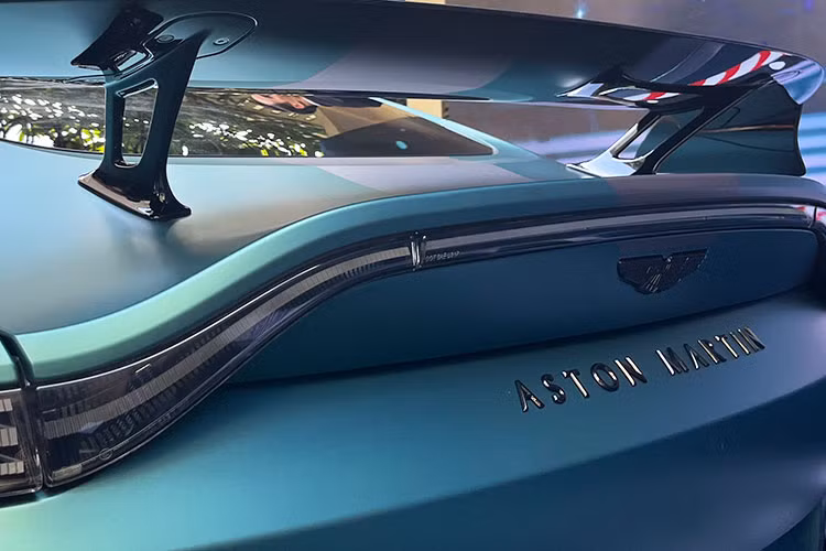 Xe sở hữu cản trước tinh chỉnh giúp lực ép không khí thêm 200 kg khi xe đạt tốc độ tối đa, gồm bộ chia gió trước trải theo chiều rộng và một cánh gió lớn phía sau. Lưới tản nhiệt hình vòm tiêu chuẩn, các chi tiết trang trí bằng sợi carbon và hệ thống ống xả nâng cấp.