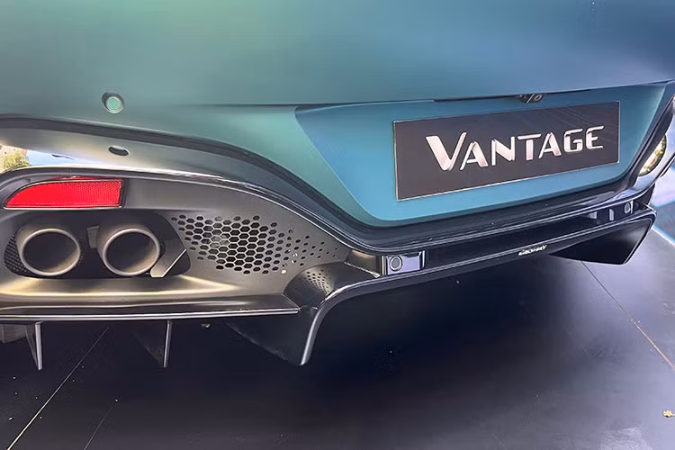 Điểm khác biệt của Aston Martin Vantage F1 Edition so với bản tiêu chuẩn nhờ líp cản trước, vây cá cản trước cùng cánh gió cố định ở đuôi xe cùng logo F1 Edition xuất hiện trên bệ cửa và một số chi tiết...