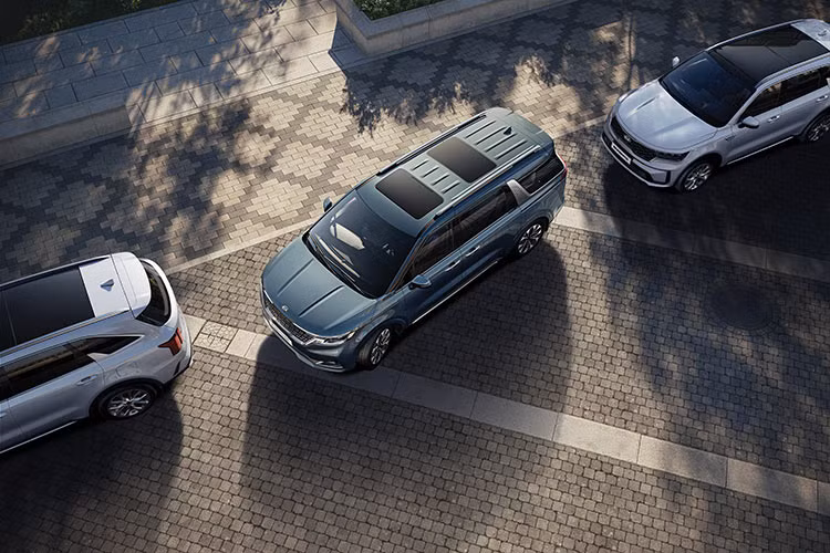 Xe được phân phối với 5 phiên bản chính gồm: 2.2D Luxury 8 chỗ, 2.2D Premium 8 chỗ, 2.2D Premium 7 chỗ, 2.2D Signature 7 chỗ và 3.5G Signature 7 chỗ, Giá xe Kia Carnival 2022 tương đương cho các phiên bản là 1,199 - 1,319 - 1,389 - 1,439 - 1,839 tỷ đồng.