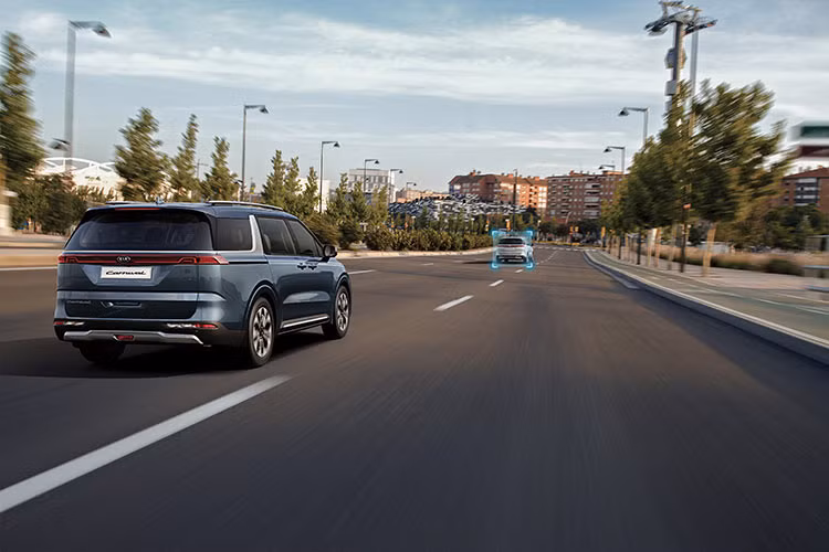 Kia Carnival 2022 có 2 tùy chọn động cơ. Đầu tiên là máy dầu, tăng áp, dung tích 2.2L cho công suất tối đa là 199 mã lực cùng mô-men xoắn cực đại đạt 440 Nm. Thứ 2 là máy xăng, dung tích 3.5L có các thông số tương ứng là 268 mã lực và 331 Nm. Tất cả các phiên bản đều sử dụng hộp số tự động 8 cấp và hệ dẫn động cầu trước.