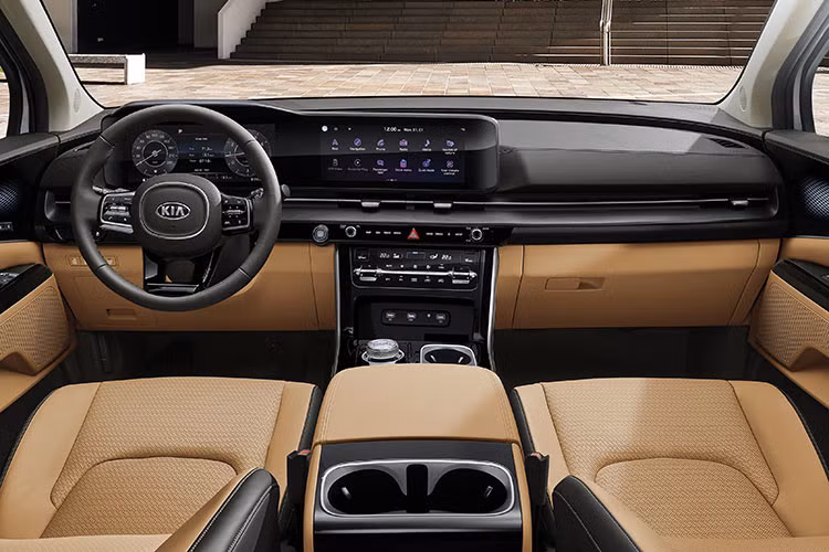 Kia Carnival 2022 có không gian nội thất khoa học, rộng rãi và sang trọng, với nhiều trang bị hiện đại như cụm màn hình đa thông tin 12.3 inch, âm thanh Bose 12 loa, nút xoay chuyển số điện tử giúp thao tác thuận tiện, 4 chế độ lái (Normal, Eco, Sport, Smart), vô lăng, táp lô bọc da cao cấp, ốp trang trí mạ crom, hệ thống đèn LED chiếu sáng nội thất, điều hòa tự động cùng 2 cửa sổ trời tạo góc nhìn rộng, thoáng mang đến cảm giác sang trọng và thời thượng.