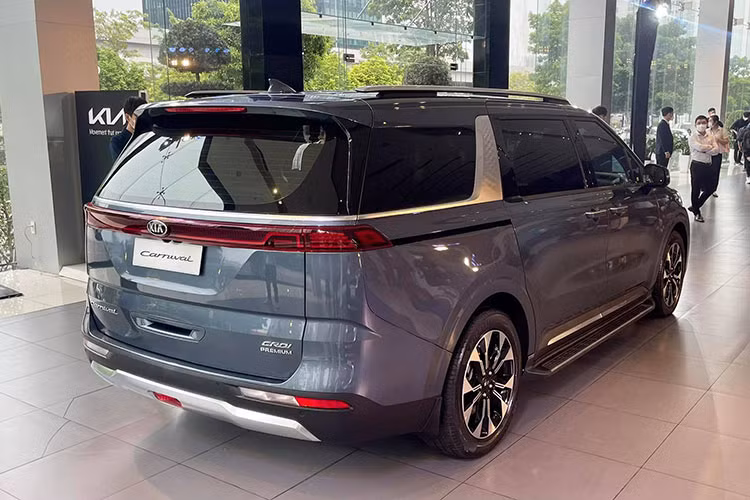 Tại buổi ra mắt KIA Carnival, THACO đã giới thiệu 5 phiên bản của Carnival với tên gọi Signature, Premium, Luxury và thêm một phiên bản riêng cao cấp hơn với 2 tuỳ chọn ghế ngồi là 4 chỗ hoặc 7 chỗ có tên gọi KIA Carnival Royal 2022 và mẫu xe này sẽ phải đặt trước để đưa vào sản xuất.