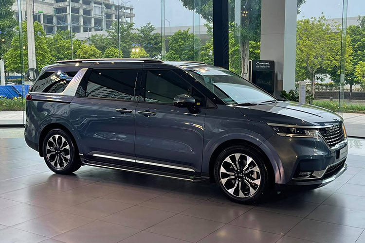 Kia Carnival hoàn toàn mới vừa được ra mắt tại Việt Nam thuộc thế hệ thứ 4 mới nhất và tiếp tục được lắp ráp trong nước. Khác biệt với đời cũ, Kia Carnival 2022 được phát triển trên khung gầm mới nên thiết kế ngoại thất của xe có nhiều điểm thay đổi, cứng cáp và khỏe khoắn hơn, hơi hướng đến một mẫu SUV hơn là MPV.