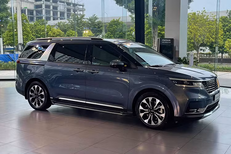 Kia Carnival hoàn toàn mới vừa được ra mắt tại Việt Nam thuộc thế hệ thứ 4 mới nhất và tiếp tục được lắp ráp trong nước. Khác biệt với đời cũ, Kia Carnival 2022 được phát triển trên khung gầm mới nên thiết kế ngoại thất của xe có nhiều điểm thay đổi, cứng cáp và khỏe khoắn hơn, hơi hướng đến một mẫu SUV hơn là MPV.