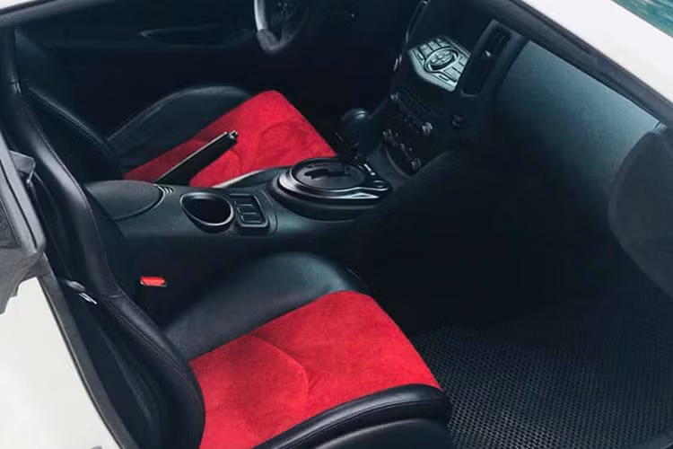 Thay đổi lớn nhất trên Nissan 370Z NISMO 2015 nằm ở hộp số, Nissan vẫn giữ nguyên hộp số sàn 6 cấp tiêu chuẩn, phiên bản duy nhất tại Việt Nam hiện tại được trang bị tùy chọn hộp số tự động 7 cấp. Nissan 370Z vẫn duy trì là mẫu xe duy nhất trong phân khúc được trang bị hệ thống kiểm soát đồng bộ vòng tua Syncro Rev Control (trên bản số sàn).