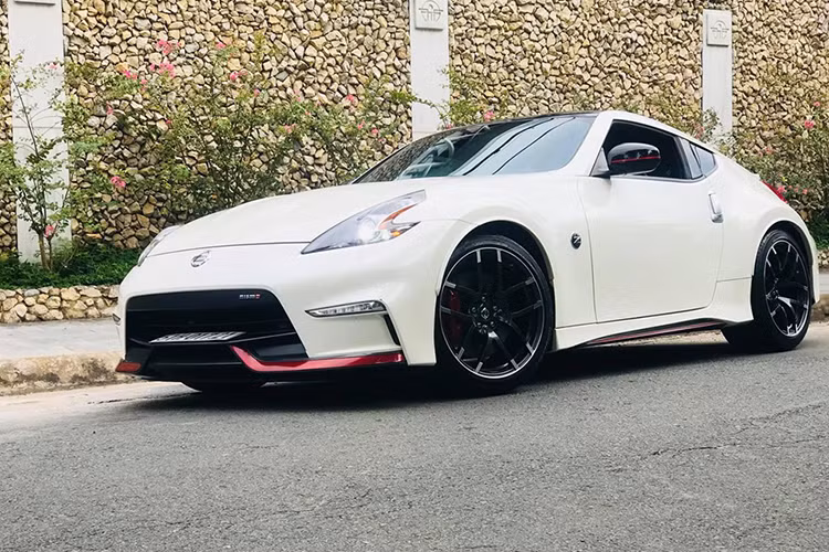 Phiên bản xe Nissan 370Z NISMO 2015 thừa hưởng những ưu điểm về khí động học và thiết kế động cơ từ dòng xe đua GT-R vốn rất thành công của hãng xe Nhật Bản. Đèn pha trước có chiều sâu, sử dụng công nghệ chiếu sáng Hyper Daytime Running Lights tạo vẻ mạnh mẽ quý phái.