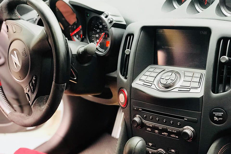 Bên trong, mẫu xe thể thao Nissan 370Z NISMO sử dụng ghế Recaro bọc da đỏ, đen độc quyền dành riêng cho Nismo và vô lăng cũng bọc đa Alcantara. Tùy chọn bổ sung gói công nghệ mới với hệ thống định vị trên màn hình cảm ứng 7 icnh VGA, hệ thống âm thanh Bose. Ngoài ra, xe còn có hệ thống thông tin giải trí cao cấp NissanConnect Premium, định vị dẫn đường, đầu đọc DVD và camera quan sát phía sau.