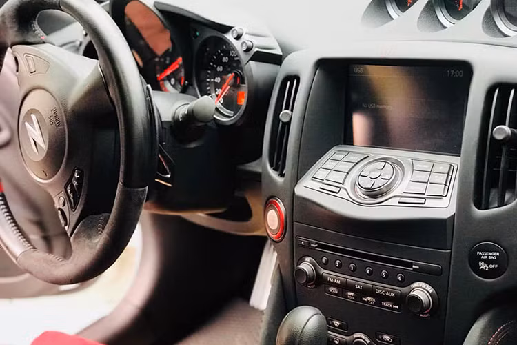 Bên trong, mẫu xe thể thao Nissan 370Z NISMO sử dụng ghế Recaro bọc da đỏ, đen độc quyền dành riêng cho Nismo và vô lăng cũng bọc đa Alcantara. Tùy chọn bổ sung gói công nghệ mới với hệ thống định vị trên màn hình cảm ứng 7 icnh VGA, hệ thống âm thanh Bose. Ngoài ra, xe còn có hệ thống thông tin giải trí cao cấp NissanConnect Premium, định vị dẫn đường, đầu đọc DVD và camera quan sát phía sau.