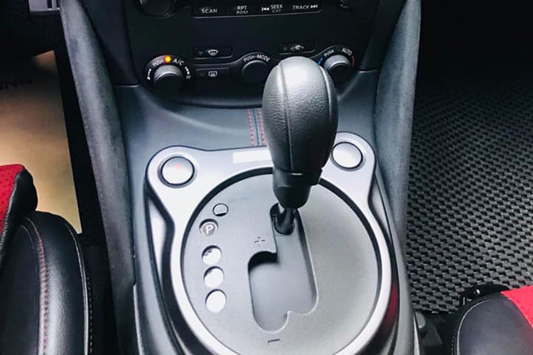 Ngoài những trang bị đặc biệt, Nissan 370Z NISMO thừa hưởng toàn bộ tinh hoa từ dòng xe được xem là biểu tượng của Nhật Bản. Thiết kế 2 cửa thể thao, lại có thêm hệ dẫn động cầu sau đáp ứng tiêu chí khắt khe của dân mê lái xe khiến dòng xe Z của Nissan trở thành một trong những lựa chọn hàng đầu trong phân khúc xe thể thao coupe toàn cầu, dù là xe đời mới hay cũ.