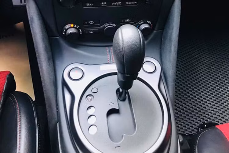 Ngoài những trang bị đặc biệt, Nissan 370Z NISMO thừa hưởng toàn bộ tinh hoa từ dòng xe được xem là biểu tượng của Nhật Bản. Thiết kế 2 cửa thể thao, lại có thêm hệ dẫn động cầu sau đáp ứng tiêu chí khắt khe của dân mê lái xe khiến dòng xe Z của Nissan trở thành một trong những lựa chọn hàng đầu trong phân khúc xe thể thao coupe toàn cầu, dù là xe đời mới hay cũ.