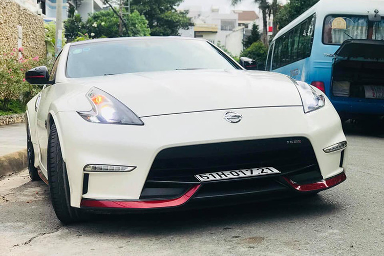 Hiện tại giá xe Nissan 370Z NISMO duy nhất tại Việt Nam đang rao bán tại TP HCM ở mức hơn 2 tỉ đồng. Đây là chiếc xe đời 2015 đã qua sử dụng nhưng vẫn còn khá mới với ngoại hình và nội thất trong tình trạng tốt khi chỉ mới lăn bán được 4.000 miles, tức chưa đến 10.000 km.