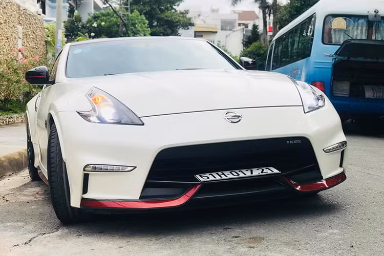 Hiện tại giá xe Nissan 370Z NISMO duy nhất tại Việt Nam đang rao bán tại TP HCM ở mức hơn 2 tỉ đồng. Đây là chiếc xe đời 2015 đã qua sử dụng nhưng vẫn còn khá mới với ngoại hình và nội thất trong tình trạng tốt khi chỉ mới lăn bán được 4.000 miles, tức chưa đến 10.000 km.