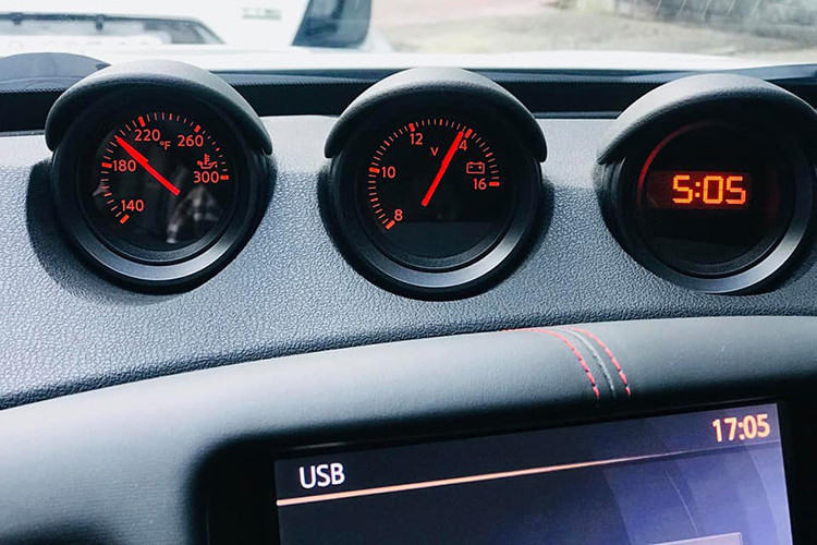 Động cơ trên 370Z Nismo 2015 vẫn là loại 3,7 lít V6 từ phiên bản cũ, sản sinh công suất 350 mã lực ở vòng tua máy 7.500 vòng/phút và mô men xoắn 374 Nm ở 5.200 vòng/phút. Thời gian tăng tốc từ 0 – 100 km/giờ trong 5,2 giây trước khi đạt tốc độ tối đa 250 km/giờ.