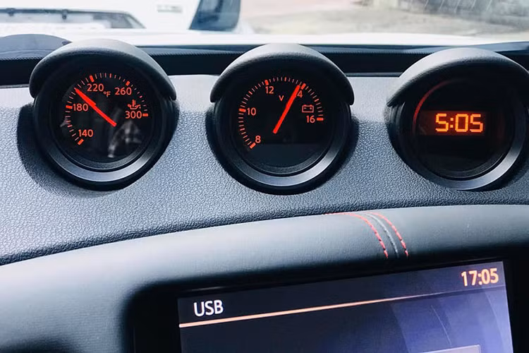 Động cơ trên 370Z Nismo 2015 vẫn là loại 3,7 lít V6 từ phiên bản cũ, sản sinh công suất 350 mã lực ở vòng tua máy 7.500 vòng/phút và mô men xoắn 374 Nm ở 5.200 vòng/phút. Thời gian tăng tốc từ 0 – 100 km/giờ trong 5,2 giây trước khi đạt tốc độ tối đa 250 km/giờ.