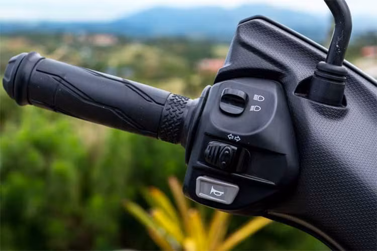 Tay lái xe khá rộng mang đến cảm giác lái thoái mái cho người sử dụng, thiết kế nổi bật với các chi tiết góc cạnh sắc nét. Các nút bấm trên xe đơn giản không có nhiều khác biệt so với những mẫu xe ga mới của hãng xe máy Yamaha hiện nay, đặc biệt là phần cổ xe với hai hộc đựng đồ.