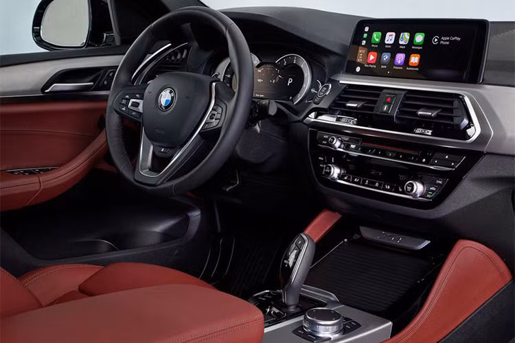 Các tính năng công nghệ bao gồm điểm phát sóng Wi-Fi 4G LTE có khả năng hỗ trợ tối đa 10 thiết bị và một đế sạc không dây, tuy nhiên xe chỉ có 2 cổng USB. Hệ thống Apple CarPlay tiêu chuẩn sử dụng trong một năm, nhưng sau đó người dùng phải trả 80 USD/năm để sử dụng tính năng này. Android Auto vẫn chưa được trang bị.